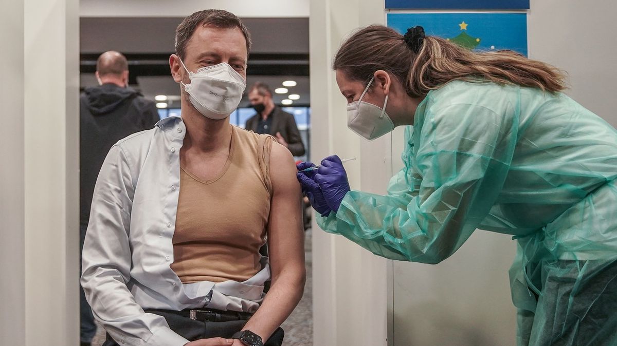 Slovenský premiér naléhá na povinné očkování, vláda chystá krizové nemocnice